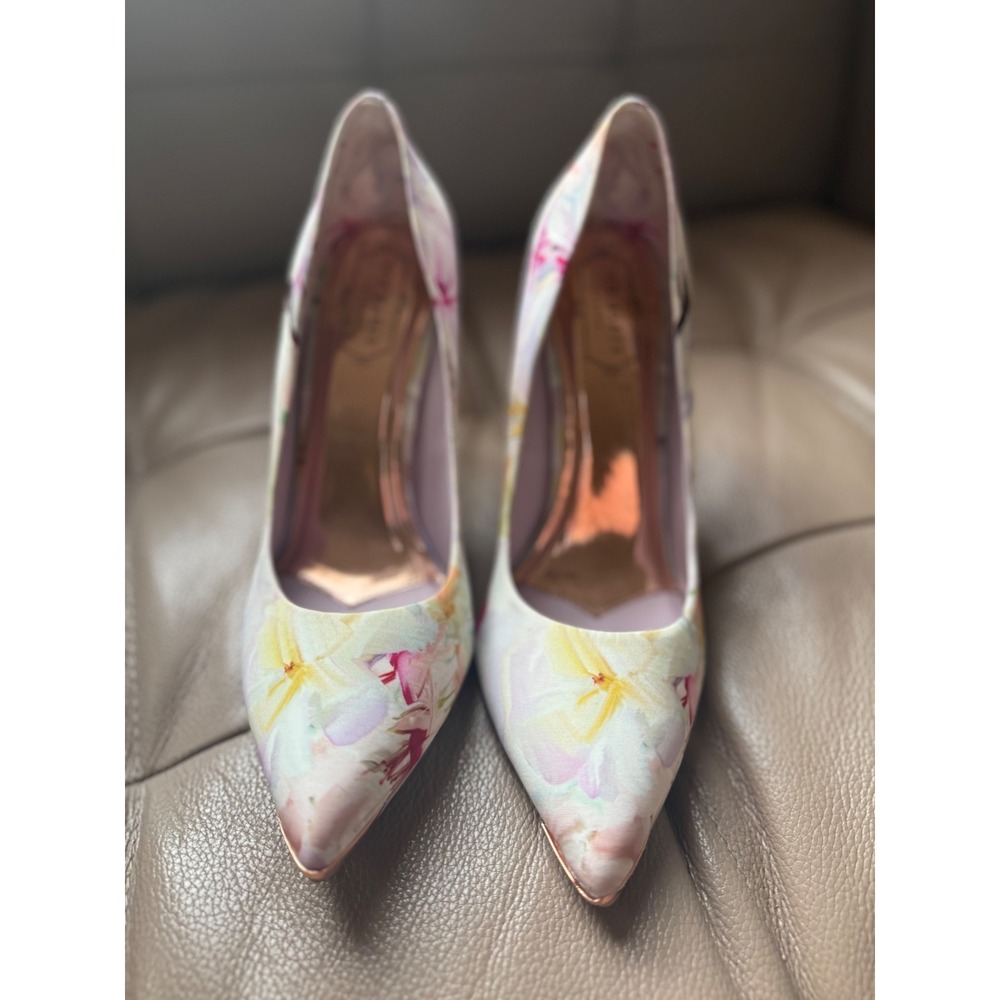 Ted Baker London Floral Satin Pointed Toe Pumps Rose Gold Detail Heels Size 38.5 - Picture 2 of 7